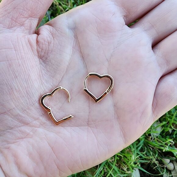 Heart Hoop Huggie Earrings in Yellow Gold - Picture 5 of 6